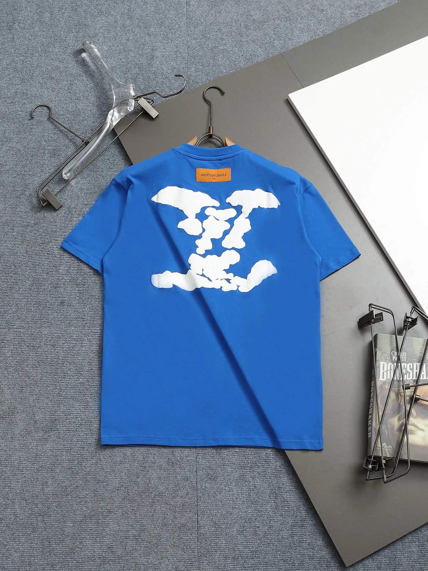 🅿️170 LouisVuitton/Louis Vuitton Foam printed T-shirt short sleeves High quality🔥High version Super iconic brand logo printing pattern The original printing is reproduced one to one, using imported puree and graffiti craftsmanship. The fabric is made of pure combed cotton. It is fresh and comfortable to match with sports shoes. Suitable for shopping and dating. When layered, it looks like a blogger. Low-key and tasteful. Original fabric 260g double yarn with high weight, 100% combed cotton, custom-woven and dyed with no color difference, no pressure in and out of the counter, through-shoulder strapping process, increased washing life of clothes, no deformation, high version digital printing process, no fading, bright colors, the same style as Internet celebrity stars, regardless of age, body shape or gender, super eye-catching, very fashionable ❤️❤️, very comfortable in hand, super texture, fashionable and individual, super versatile and good-looking, a must-have for everyone Better match for couples. Hang tag, collar label, washed wheat, all three labels are complete! ! Loose fit, same style for men and women Color: black/white/color blue Size: XS S M L